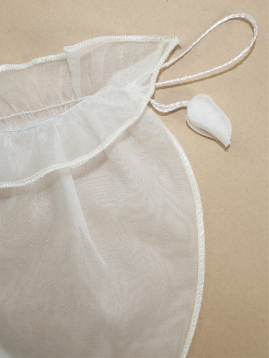 Мини-рукавица для умывания лица из шёлковой органзы (для сухой и чувствительной кожи), айвори